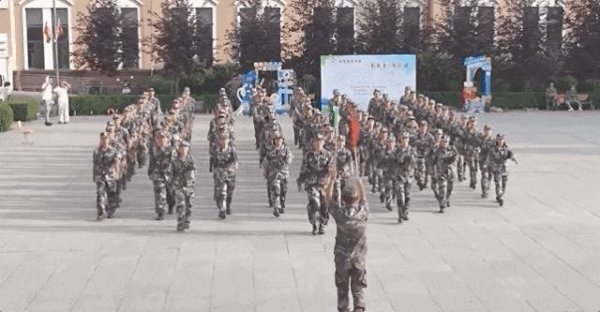 我要配资网 这个方队走过，全场为何只摇手，不出声？